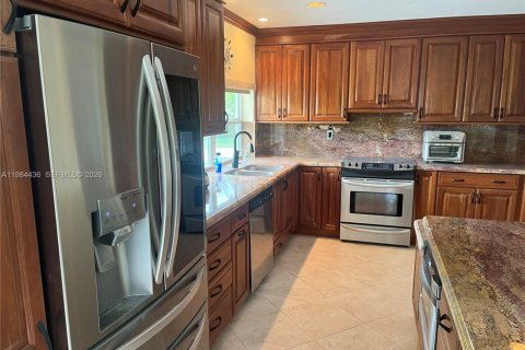 House in Miami, Florida 4 bedrooms, 183.2 sq.m. № 2045947 - photo 8