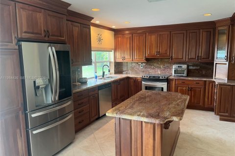 House in Miami, Florida 4 bedrooms, 183.2 sq.m. № 2045947 - photo 7