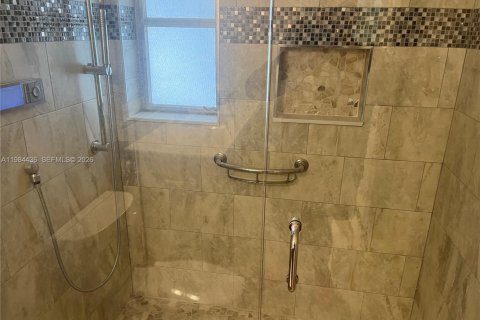 House in Miami, Florida 4 bedrooms, 183.2 sq.m. № 2045947 - photo 14