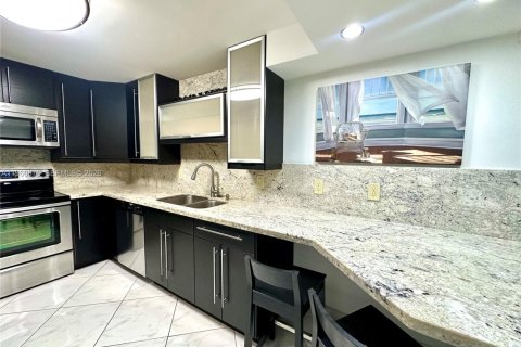 Condo in Hallandale Beach, Florida, 1 bedroom  № 2021865 - photo 9