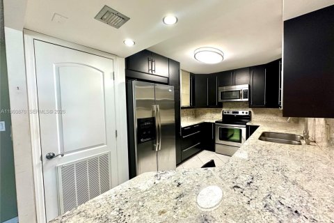 Condo in Hallandale Beach, Florida, 1 bedroom  № 2021865 - photo 11