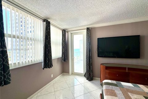Condo in Hallandale Beach, Florida, 1 bedroom  № 2021865 - photo 4
