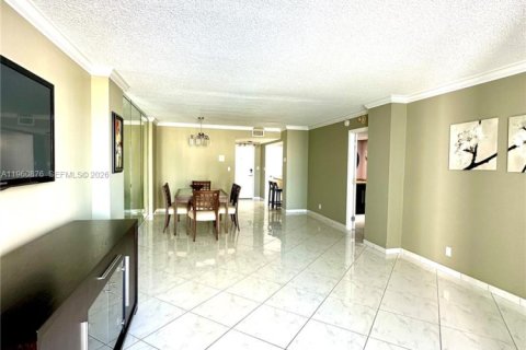 Condo in Hallandale Beach, Florida, 1 bedroom  № 2021865 - photo 25