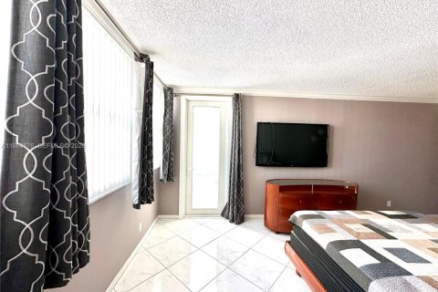 Condo in Hallandale Beach, Florida, 1 bedroom  № 2021865 - photo 29