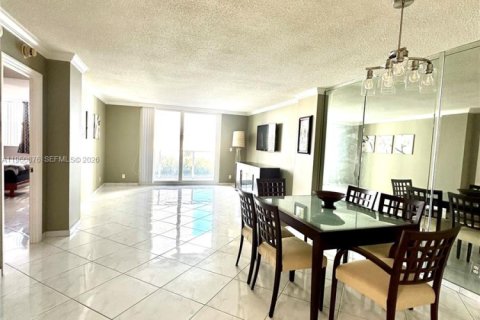 Condo in Hallandale Beach, Florida, 1 bedroom  № 2021865 - photo 18