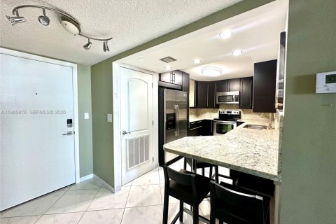 Condo in Hallandale Beach, Florida, 1 bedroom  № 2021865 - photo 13