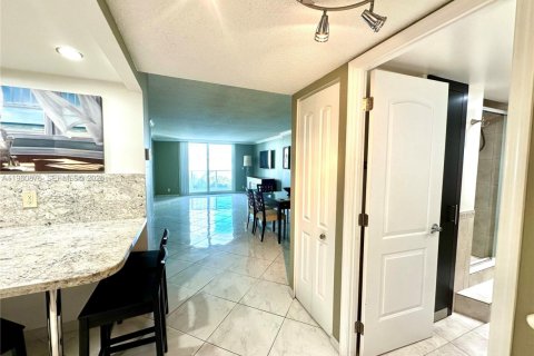 Condo in Hallandale Beach, Florida, 1 bedroom  № 2021865 - photo 10