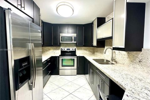 Condo in Hallandale Beach, Florida, 1 bedroom  № 2021865 - photo 2