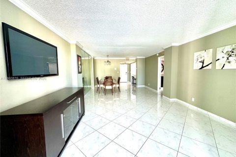 Condo in Hallandale Beach, Florida, 1 bedroom  № 2021865 - photo 19