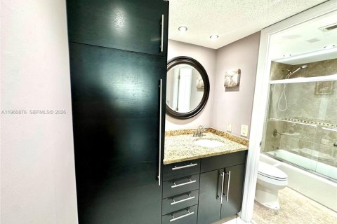 Condo in Hallandale Beach, Florida, 1 bedroom  № 2021865 - photo 5