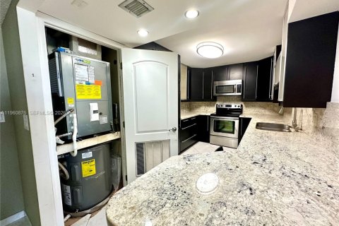 Condo in Hallandale Beach, Florida, 1 bedroom  № 2021865 - photo 12