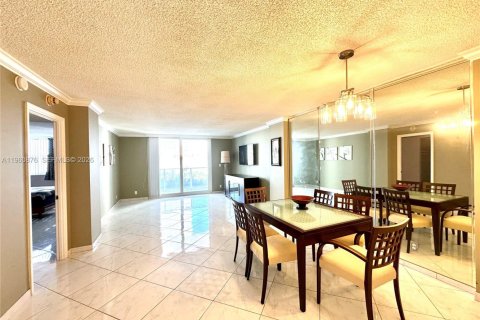 Condo in Hallandale Beach, Florida, 1 bedroom  № 2021865 - photo 3