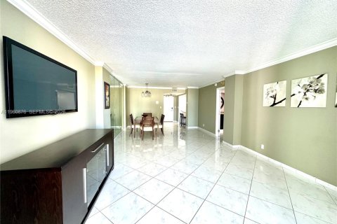 Condo in Hallandale Beach, Florida, 1 bedroom  № 2021865 - photo 23