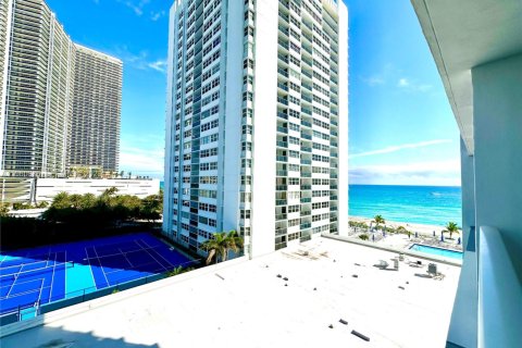 Condo in Hallandale Beach, Florida, 1 bedroom  № 2021865 - photo 6