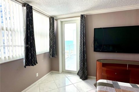 Condo in Hallandale Beach, Florida, 1 bedroom  № 2021865 - photo 28