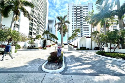 Condo in Hallandale Beach, Florida, 1 bedroom  № 2021865