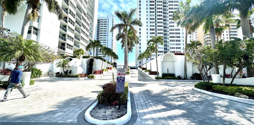 Condo in Hallandale Beach, Florida, 1 bedroom  № 2021865