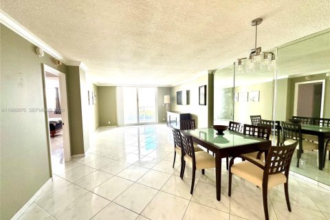 Condo in Hallandale Beach, Florida, 1 bedroom  № 2021865 - photo 15