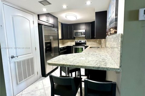 Condo in Hallandale Beach, Florida, 1 bedroom  № 2021865 - photo 14