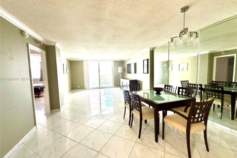 Condo in Hallandale Beach, Florida, 1 bedroom  № 2021865 - photo 16