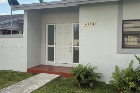 Townhouse in Miami, Florida 3 bedrooms, 115.66 sq.m. № 1974991 - photo 2