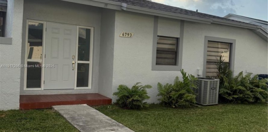 Townhouse in Miami, Florida 3 bedrooms, 115.66 sq.m. № 1974991