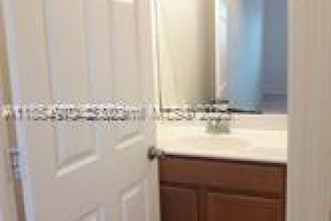 Condo in Doral, Florida, 2 bedrooms  № 1874822 - photo 12