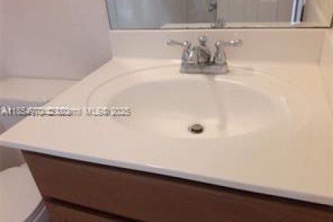 Condo in Doral, Florida, 2 bedrooms  № 1874822 - photo 10