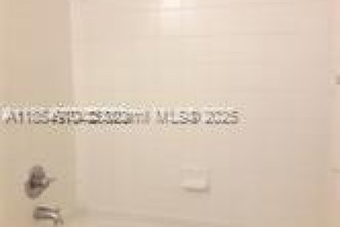 Condo in Doral, Florida, 2 bedrooms  № 1874822 - photo 11