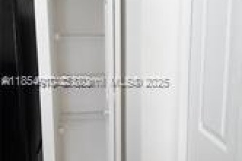 Condo in Doral, Florida, 2 bedrooms  № 1874822 - photo 8