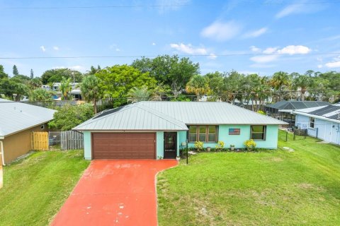 House in Jensen Beach, Florida 3 bedrooms, 129.32 sq.m. № 2270544