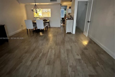 Townhouse in Doral, Florida 2 bedrooms, 129.32 sq.m. № 2003755 - photo 11