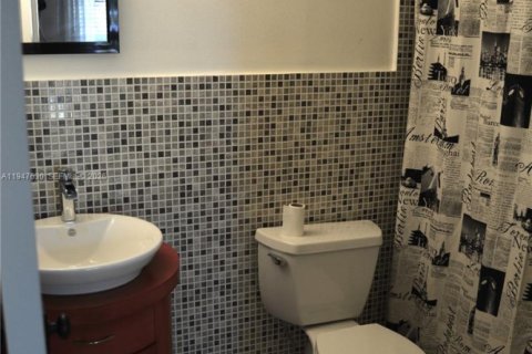 Townhouse in Doral, Florida 2 bedrooms, 129.32 sq.m. № 2003755 - photo 28