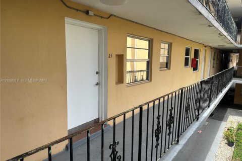 Condo in Miami, Florida, 1 bedroom  № 2264269 - photo 4
