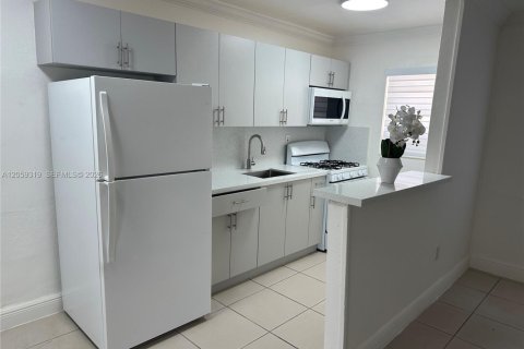 Condo in Miami, Florida, 1 bedroom  № 2264269 - photo 11
