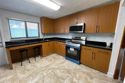 Casa en alquiler en Miami, Florida, 3 dormitorios, 181.16 m2 № 1928502 - foto 12