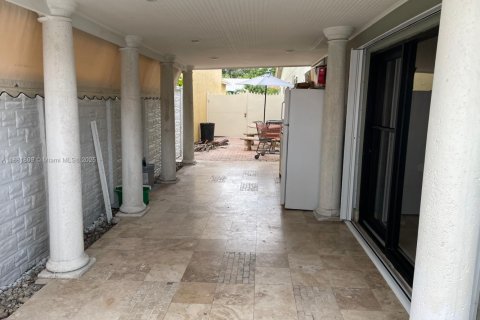 Casa en alquiler en Miami, Florida, 3 dormitorios, 181.16 m2 № 1928502 - foto 3
