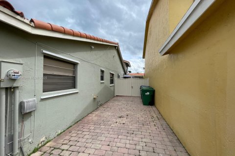 Casa en alquiler en Miami, Florida, 3 dormitorios, 181.16 m2 № 1928502 - foto 4