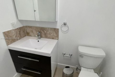 Casa en alquiler en Miami, Florida, 3 dormitorios, 181.16 m2 № 1928502 - foto 2
