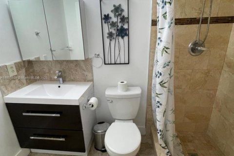 Casa en alquiler en Miami, Florida, 3 dormitorios, 181.16 m2 № 1928502 - foto 16