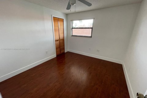 Casa en alquiler en Miami, Florida, 3 dormitorios, 181.16 m2 № 1928502 - foto 21