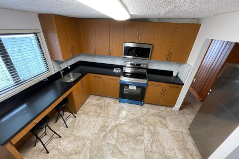 Casa en alquiler en Miami, Florida, 3 dormitorios, 181.16 m2 № 1928502 - foto 17