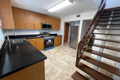 Casa en alquiler en Miami, Florida, 3 dormitorios, 181.16 m2 № 1928502 - foto 13