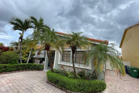 Casa en alquiler en Miami, Florida, 3 dormitorios, 181.16 m2 № 1928502 - foto 1
