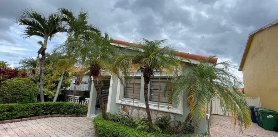 Casa en Miami, Florida 3 dormitorios, 181.16 m2 № 1928502