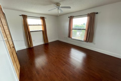 Casa en alquiler en Miami, Florida, 3 dormitorios, 181.16 m2 № 1928502 - foto 19