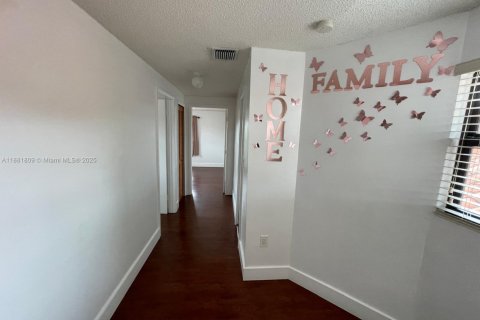 Casa en alquiler en Miami, Florida, 3 dormitorios, 181.16 m2 № 1928502 - foto 18