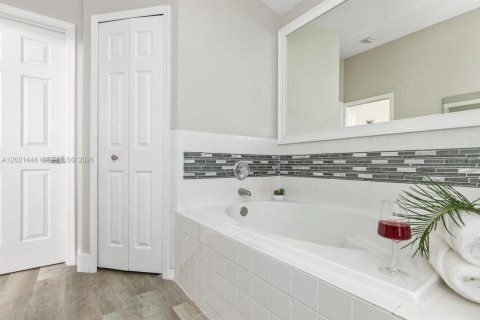 House in Davenport, Florida 4 bedrooms № 2244251 - photo 9