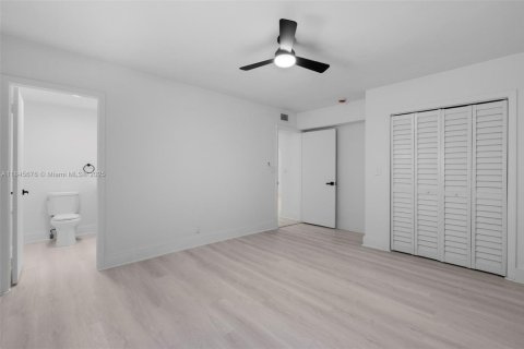 House in North Miami Beach, Florida 3 bedrooms, 126.35 sq.m. № 1842480 - photo 7