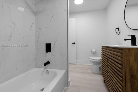 House in North Miami Beach, Florida 3 bedrooms, 126.35 sq.m. № 1842480 - photo 9